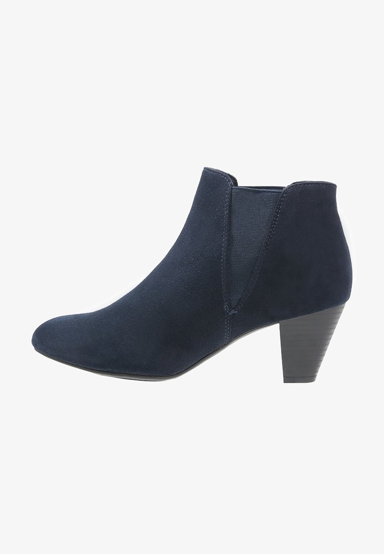 Bottine en daim bleu marine avec panneaux latéraux élastiques et talon bloc empilé.
