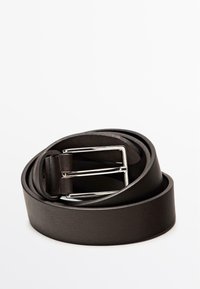 Cintura in pelle nera, texture liscia, larghezza 3,5 cm, con fibbia in metallo argentato di forma rettangolare e chiusura a perno.