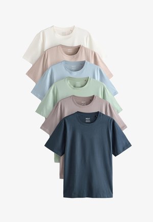 Seis camisetas básicas de manga corta y cuello redondo en crema, beige, azul claro, verde claro, topo y azul marino, apiladas verticalmente.