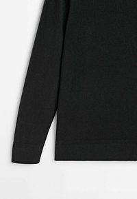 Maglietta nera a maniche lunghe con una texture liscia, polsini a costine e un design aderente, che mostra una silhouette snella senza decorazioni.