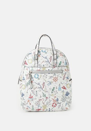 Biały plecak z kolorowymi ilustracjami o tematyce morskiej, w tym latarniami, kotwicami, żaglówkami, rozgwiazdami i wodorostami, widoczna przednia kieszeń na zamek.