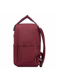 Zaino rosso di forma rettangolare, realizzato in tessuto resistente. Presenta spallacci regolabili, una tasca frontale e una maniglia superiore per il trasporto.