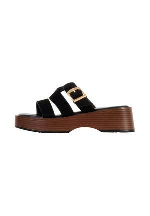 Sándalo negro con tiras, hebilla dorada y suela gruesa color marrón, con puntera abierta y tacón cuña bajo.