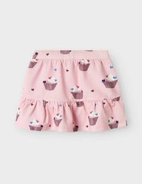 Jupe en coton rose avec un ourlet volanté et un imprimé complet d'illustrations de cupcakes dans des nuances de marron, blanc, rose et cœurs bleus.