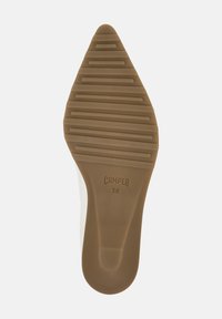 Η σόλα του παπουτσιού διαθέτει καφέ ελαστικό υλικό με υφή για καλύτερο κράτημα και ραβδωτό σχέδιο. Στη βάση υπάρχει εκτύπωση με τη λέξη "CAMPE" και το μέγεθος "38".