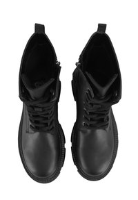 Schwarze Lederleisten mit Schnürung an der Vorderseite, doppelten seitlichen Reißverschlüssen, strukturiertem Profil und verstärkten Nähten entlang der Kanten.