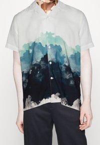 Kortärmad skjorta med krage i ett lätt tyg, med ett akvarellmönster som övergår från ljusblått till mörkblått i botten.