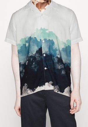Kurzarm-Hemd mit Kragen aus leichtem Stoff, das ein Aquarellmuster aufweist, das von Hellblau zu Dunkelblau am unteren Ende übergeht.