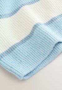 Pehmeä neulottu kangas vaaleansinisin ja valkoisin raidoin, jossa on resoripinta ja sileä käännetty reuna. Koristeina on vaaleanharmaa reunus.