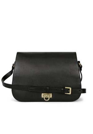 Zwarte leren schoudertas met een gestructureerde afwerking, klep sluiting, goudkleurige hardware en een verstelbare schouderband. Eenvoudig en functioneel ontwerp.