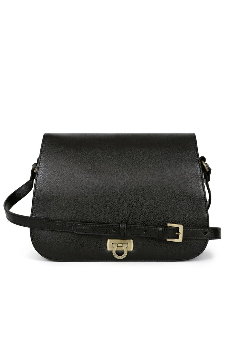 Borsa a tracolla in pelle nera con finitura testurizzata, chiusura a pattina, hardware dorato e tracolla regolabile. Design semplice e funzionale.