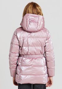 Giacca a vento rosa chiaro, lucida, con cappuccio, vita elastica e design trapuntato. Presenta maniche lunghe e schiena arricciata.