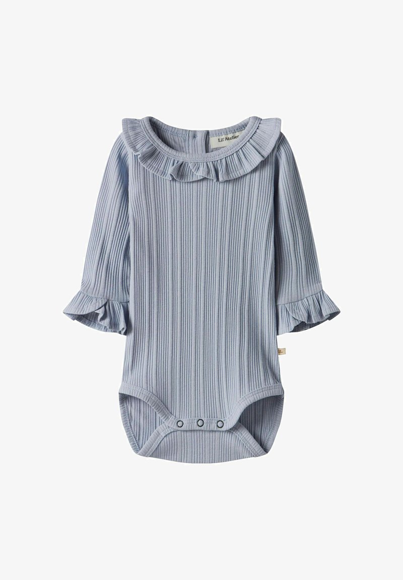 Hellblauer Baby-Body mit langen Ärmeln, Rippenstruktur, Rüschenkragen und ausgestellten Bündchen. Am unteren Ende mit drei Druckknöpfen zu schließen.