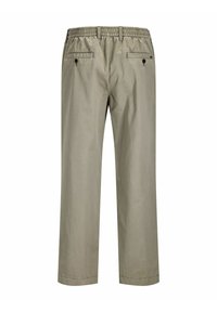 Pantalon pour homme de couleur gris clair, coupe décontractée, avec une taille élastique, deux poches arrière et une texture lisse en mélange de coton.