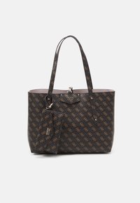 Sac fourre-tout brun à motifs avec des accents dorés et un logo. Il dispose de deux poignées de transport et d'une petite pochette détachable, fabriqué à partir de matériaux durables.