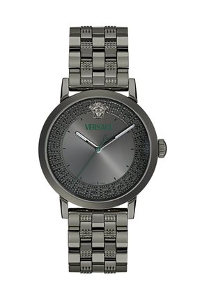 Versace-klocka med en grå, rund urtavla, dekorerad bezel, silvermeshräm och en grön logotyp. Har två metallvisare och en datummarkering.