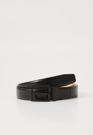 Ceinture en cuir noir avec une finition lisse, dotée d'une boucle rectangulaire en métal noir et d'un détail de logo subtil sur le côté intérieur.