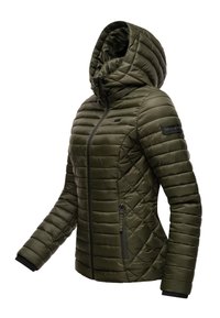 Veste isolante vert olive avec capuche, design à losanges, silhouette ajustée, poches zippées et poignets élastiques.