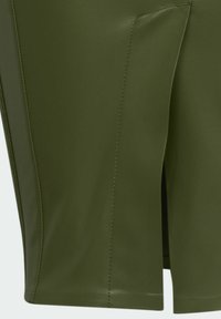 Olivegrüne Lederrock mit einem seitlichen Schlitz, glatter Textur und sauberen Nähdetails.