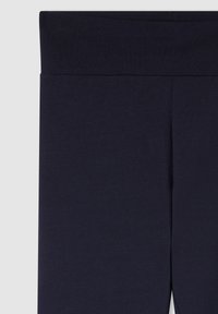 Granatowe legginsy wykonane z gładkiego, elastycznego materiału, z szerokim elastycznym pasem w talii oraz eleganckim, dopasowanym krojem.