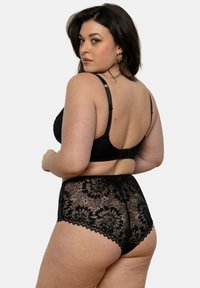 Soutien-gorge en dentelle noire et culotte taille haute avec un motif floral. Le soutien-gorge dispose de bretelles réglables et d'une fermeture par crochet. Texture douce, design élégant.