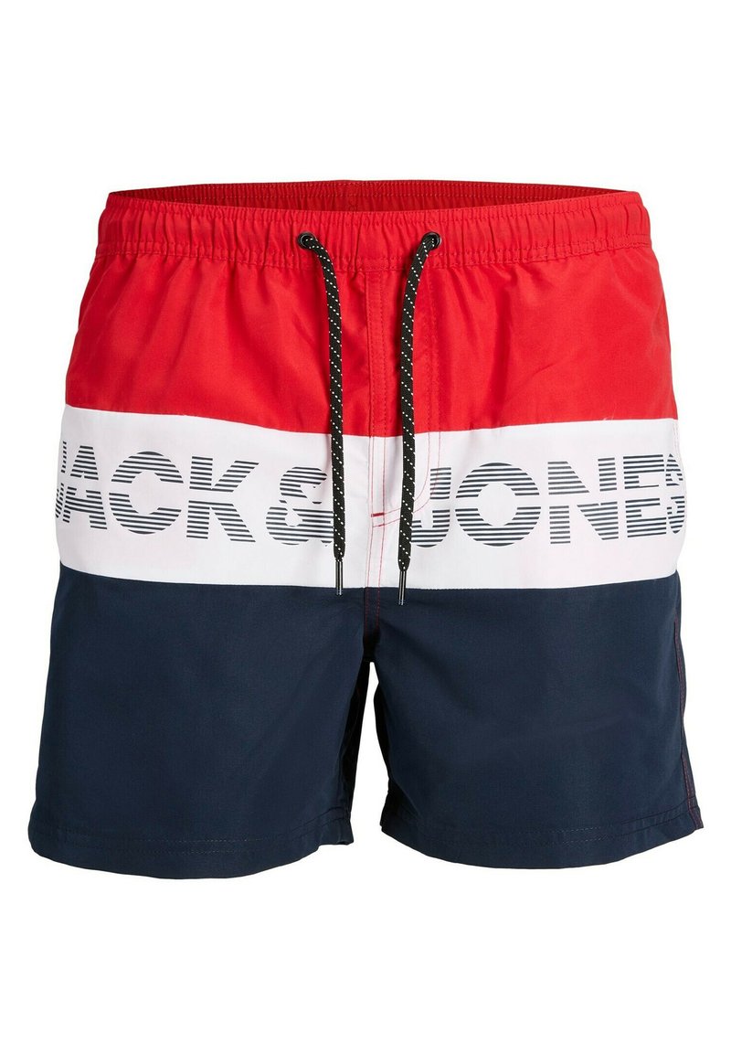 Rode en marineblauwe zwembroek met een witte horizontale streep, zwart-witte tekst "JACK & JONES," elastische tailleband en trekkoord.