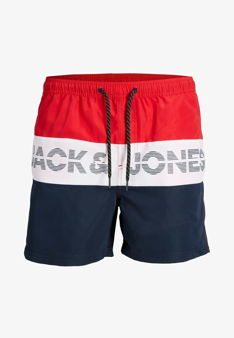 Rode en marineblauwe zwembroek met een witte horizontale streep, zwart-witte tekst "JACK & JONES," elastische tailleband en trekkoord.
