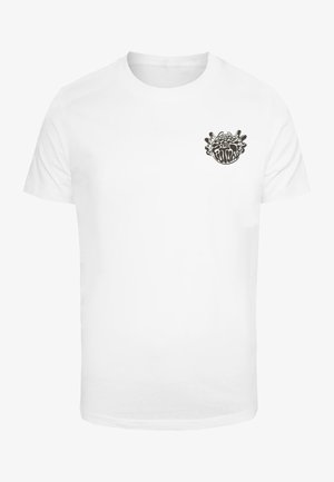 Valge puuvillane t-särgi lühikeste varrukatega. Vasakul rinna piirkonnas on must graafiline trükk, mis kujutab abstraktseid disainielemente.