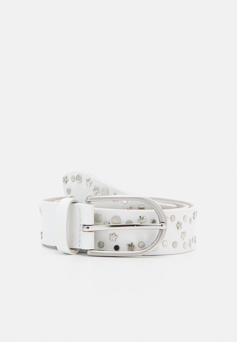 Curea din piele albă cu studuri metalice argintii, accente în formă de stea și o cataramă metalică rectangulară. Design plat, textură netedă și model perforat.
