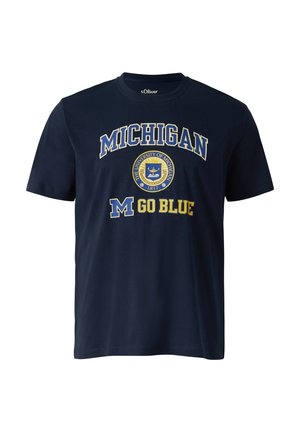 Marineblauw T-shirt met "MICHIGAN", het zegel van de University of Michigan en "M GO BLUE" in geel en wit gedrukt op de voorkant.