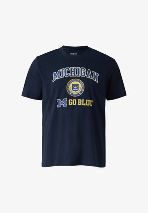 Marineblaue T-Shirt mit der Aufschrift "MICHIGAN", dem Siegel der University of Michigan und "M GO BLUE", alles in Gelb und Weiß auf der Vorderseite gedruckt.
