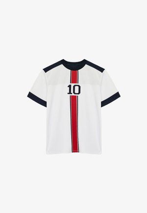 Hvid t-shirt med korte ærmer og marineblå accenter, prydet med en rød lodret stribe og tallet "10" i sort på forsiden.