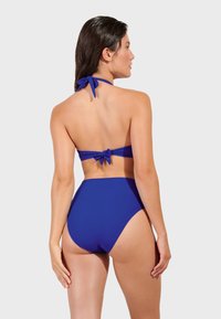 Modrý bikini set so zaväzovaním za krkom, vysokým pásom a hladkým matným materiálom.
