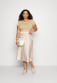 Calvin Klein Jeans MONOLOGO SLIM TEE 2 PACK - T-shirt básica - tawny sand/bright white