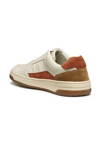 Sneaker da uomo con tomaia in pelle color crema, dettagli in suede marrone e ruggine, suola in gomma e tallone imbottito per il massimo comfort.