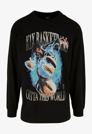 Schwarzes Langarm-T-Shirt mit einem Grafikmotiv eines Spielers in Aktion, bunten Akzenten und dem Text "K1X BASKETBALL OUTTA THIS WORLD."