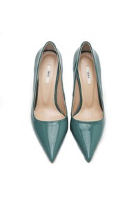 Türkisblaue Lackleder-Pumps mit spitzer Zehe, schlankem Design und glatter Oberfläche. Keine sichtbaren Verzierungen oder Metalldetails.