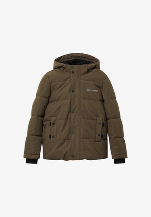 Chaqueta tipo puffer marrón con capucha, que presenta un cierre frontal de cremallera y a presión, dos bolsillos frontales y detalles en negro en los puños.