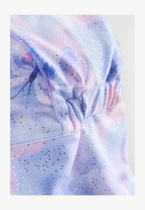 Wielokolorowy, elastyczny materiał z odcieniami niebieskiego, fioletowego i różowego, z brokatowymi akcentami i marszczeniami. Miękka, gładka faktura.