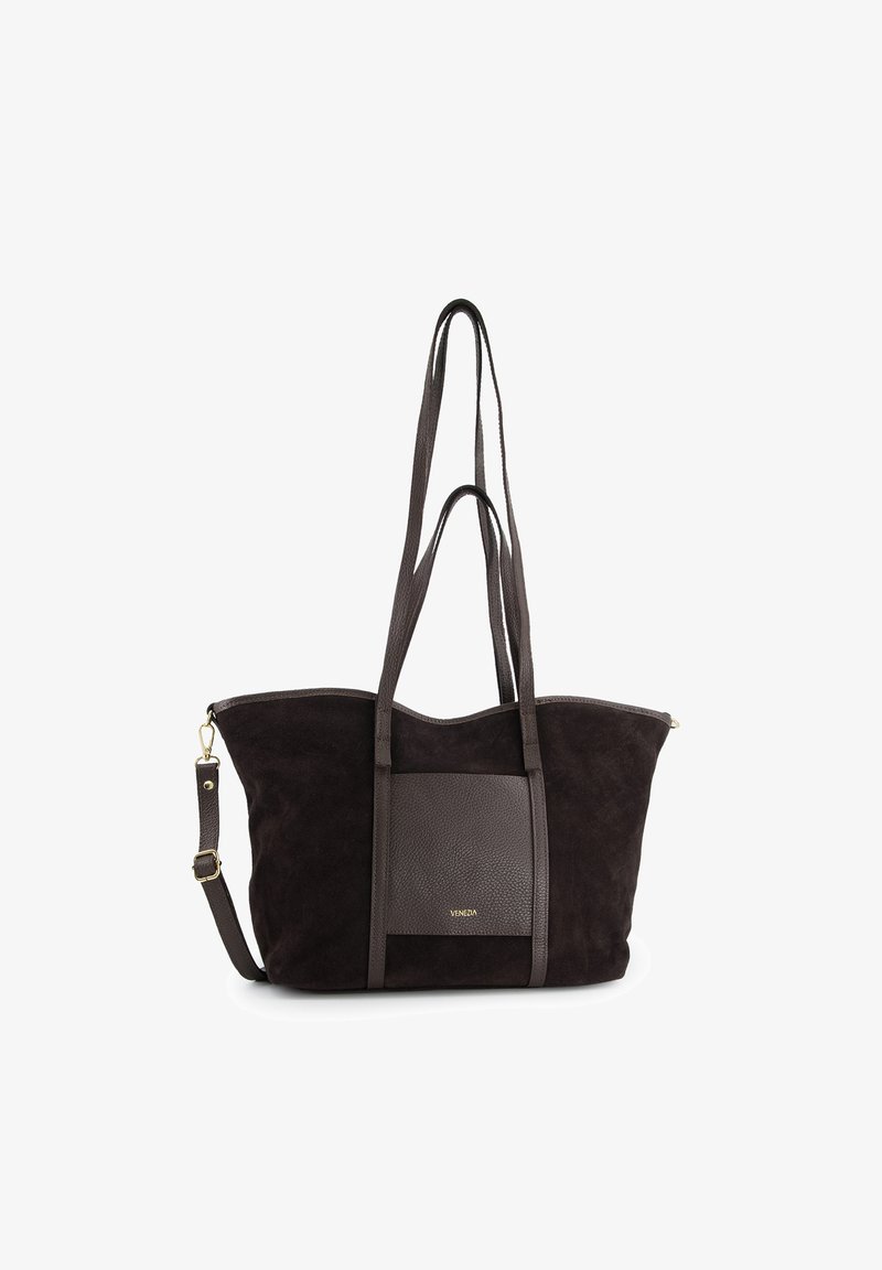 Dunkelbraune Wildleder-Shopper-Tasche mit glatten Lederakzenten, ausgestattet mit zwei langen Trägern und einem strukturierten Lederpaneel auf der Vorderseite mit einem goldenen Logo.