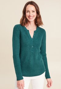 Maglione a coste color teal con scollo a V e cinque bottoni sul davanti. Presenta maniche lunghe e un motivo testurizzato su tutta la superficie.