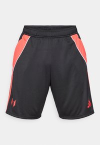 Sorte atletiske shorts med røde sidelapper, hvid accent piping, elastisk talje og et logo på det nederste venstre ben.