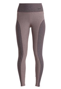 Legginsy sportowe w stonowanej mauve i węglowej szarości, z wysokim pasem, wzorem w bloki kolorystyczne oraz lekko błyszczącą teksturą. Akcent w postaci czarnego logo.
