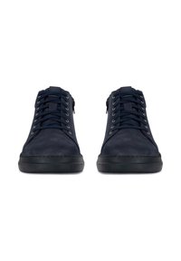 Jūras spēku zilo zamšādu augstās kedas ar melnām gumijas zoleēm, apaļu purngalu, šņorēšanas priekšpusi un sānu rāvējslēdzēju detaļai, kas nodrošina ērtu piekļuvi.