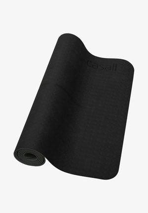 Čierna cvičebná podložka vyrobená z textúrovaného materiálu, s hladkým okrajom a diskrétnym embosovaným logom. Čiastočne zrolovaná na vystavenie.