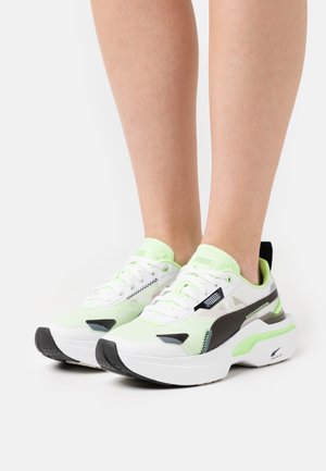 Puma-Sneakers in Grün und Weiß mit einem Obermaterial aus Mesh, gepolstertem Kragen und schwarzen Akzenten. Verfügt über eine klobige Sohle mit strukturiertem Grip.