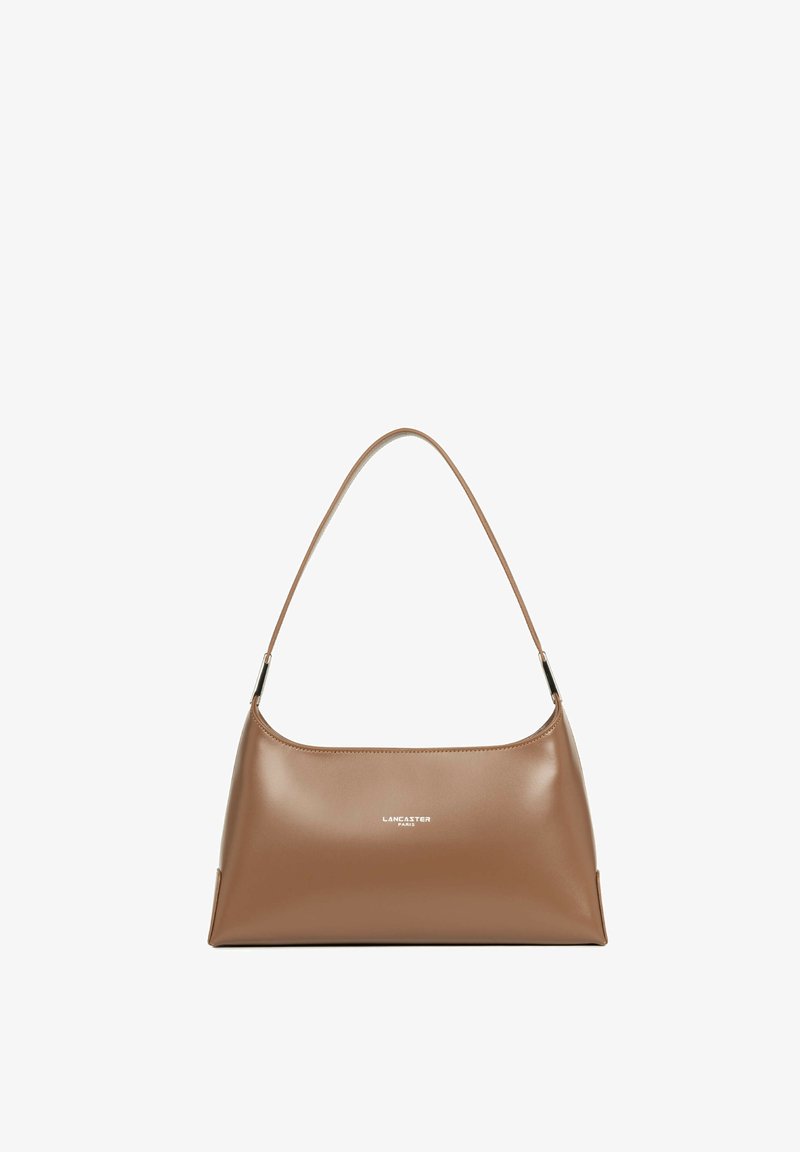 Sac à bandoulière en cuir marron avec une sangle fine et une ferrure argentée, avec le logo "Lancaster Paris" au centre devant.