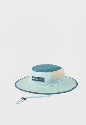Cappello da esterno a tesa larga di colore azzurro chiaro e verde acqua con cinturino regolabile sotto il mento e logo Columbia sulla fascia frontale.