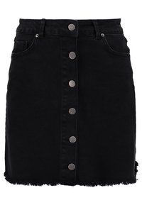 Schwarzer Jeansrock mit geradem Schnitt, ausgestattet mit einem fünfknöpfigen Frontverschluss, ausgefranstem Saum und Seitentaschen. Glatte Textur und robustes Material.