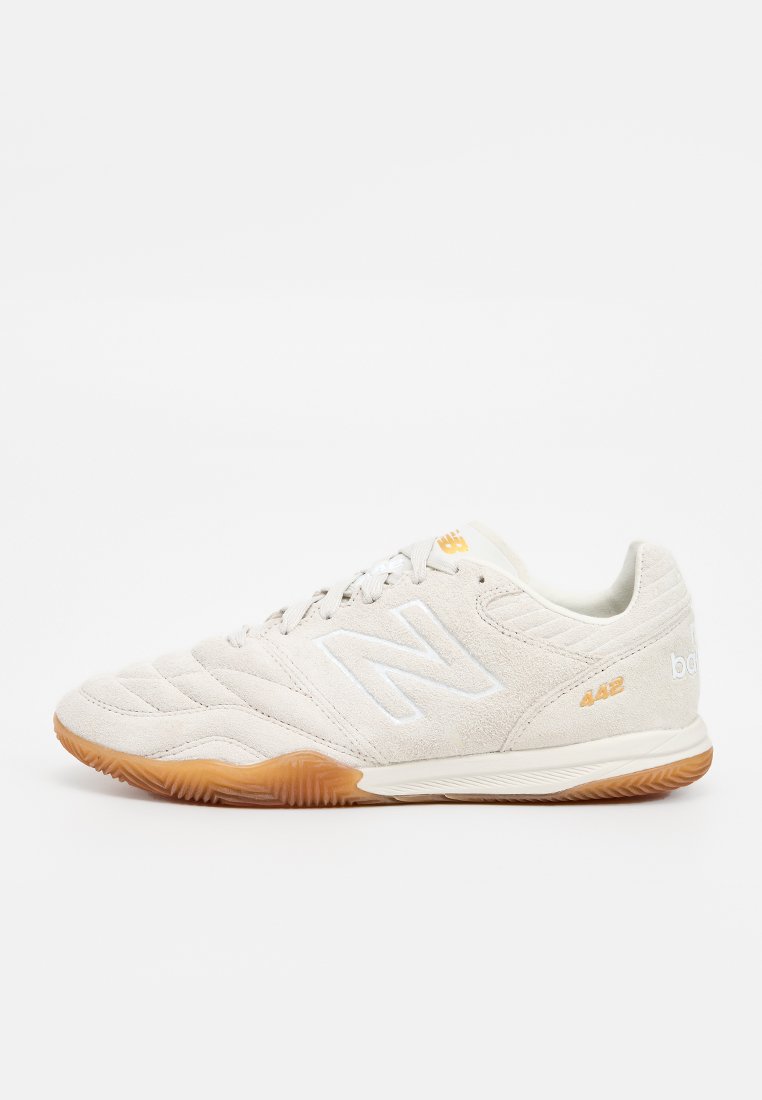 Suède sportieve schoen in lichtbeige, met een gestructureerde bovenkant en witte branding. Gumrubberen buitenzool, vetersluiting en gevoerde kraag.